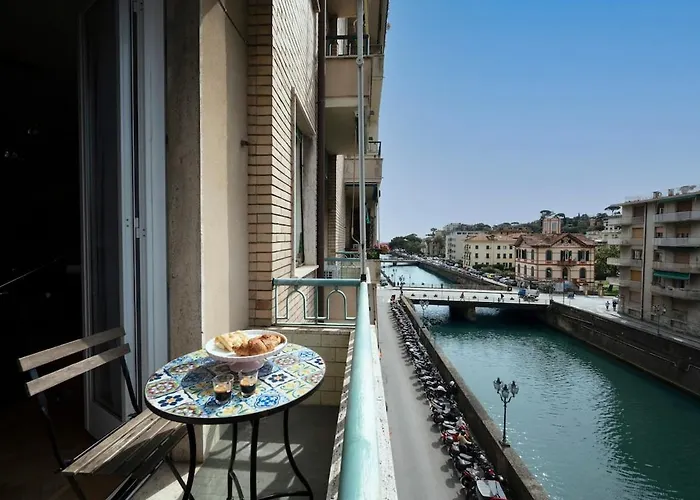 Luxury Center - Next To The Sea- Aria Condizionata - Free Parking شقة *