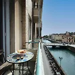 Luxury Center - Next To The Sea- Aria Condizionata - Free Parking Appartamento *